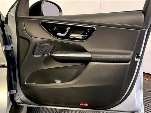 Used 2025 Mercedes-Benz GLC 300 4MATIC image 23