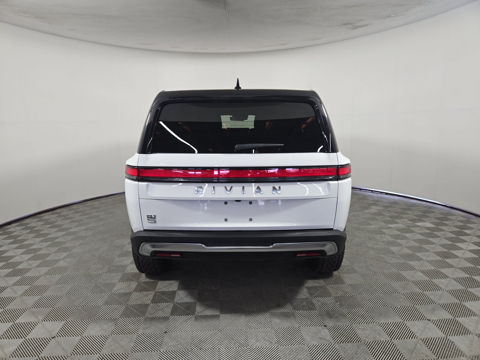 Used 2025 Rivian R1S Adventure Dual AWD/4WD image 4