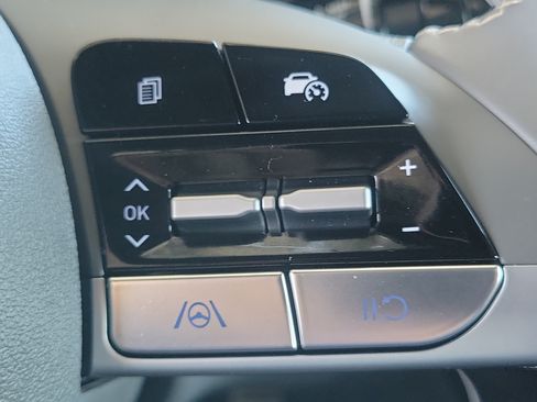 Certified 2025 Hyundai Elantra Sport FWD image 9
