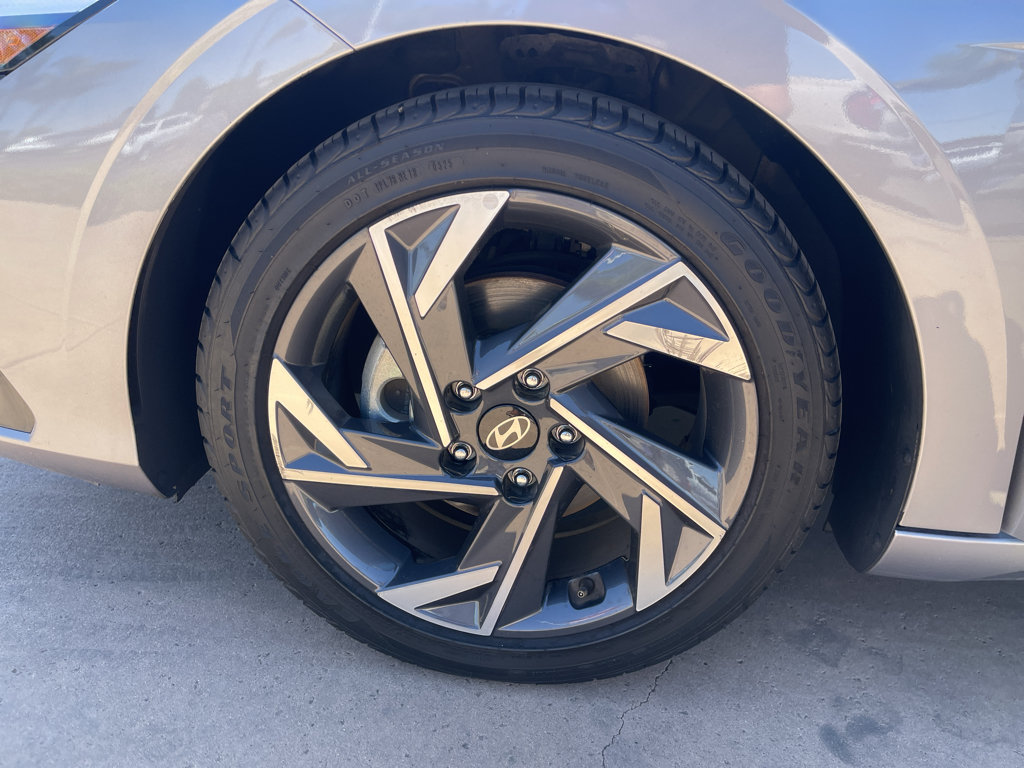 Used 2025 Hyundai Elantra SEL FWD image 18
