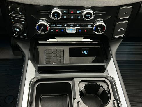 Used 2025 Ford F450 Platinum w/ FX4 Off-Road Package image 25