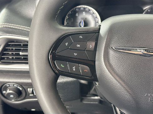 Used 2025 Chrysler Pacifica Limited FWD image 18