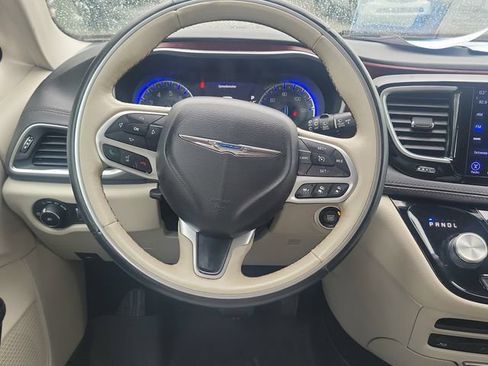 Used 2017 Chrysler Pacifica Limited w/ UConnect Theater Package FWD image 11