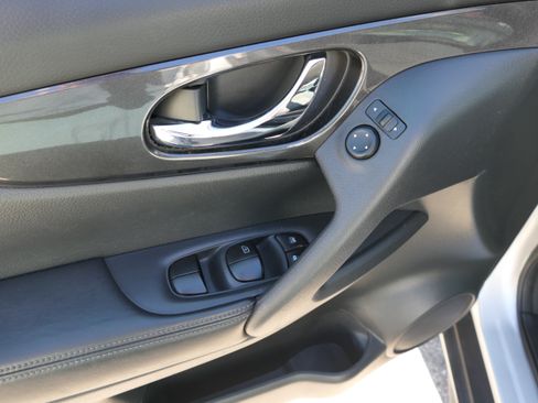 Used 2018 Nissan Rogue SV FWD image 14