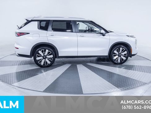 Used 2025 Mitsubishi Outlander SE FWD image 11