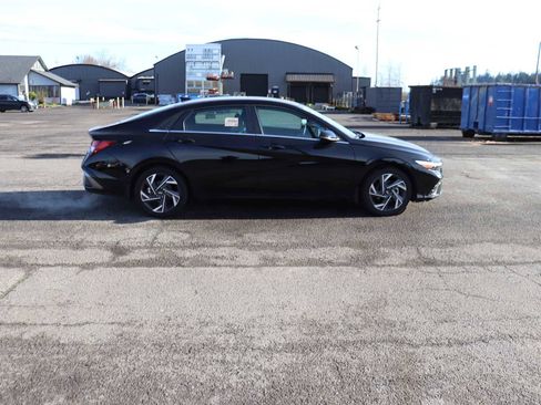 Used 2025 Hyundai Elantra Limited image 4