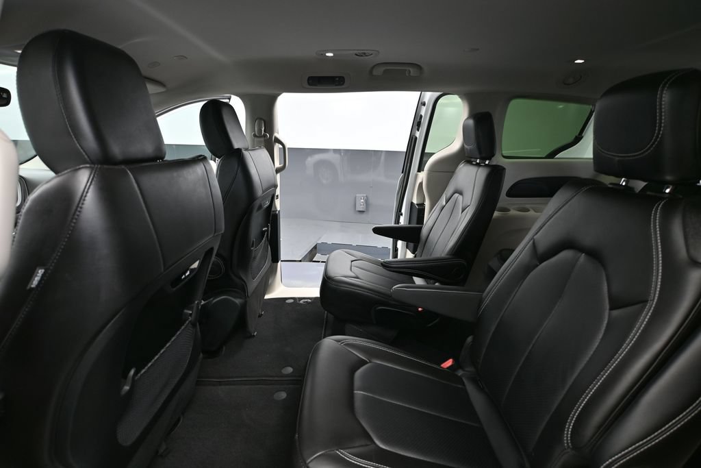 Used 2024 Chrysler Pacifica Touring-L FWD image 28