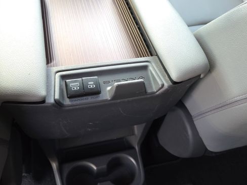 Used 2021 Toyota Sienna XLE image 13