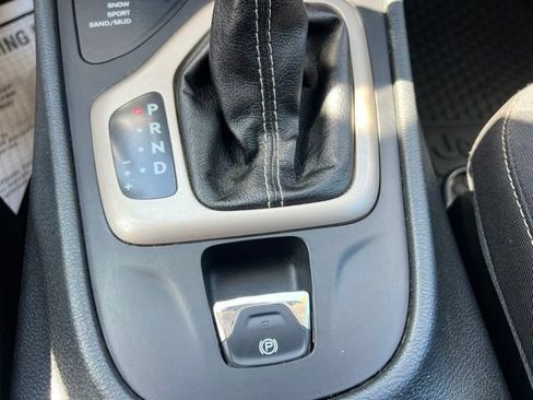 Used 2015 Jeep Cherokee Latitude w/ Comfort/Convenience Group AWD/4WD image 30