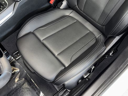 Certified 2025 BMW 330i Sedan image 33