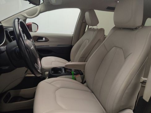 Used 2017 Chrysler Pacifica Touring-L FWD image 17