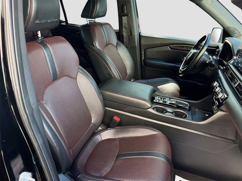 Used 2025 Honda Pilot Black Edition image 31