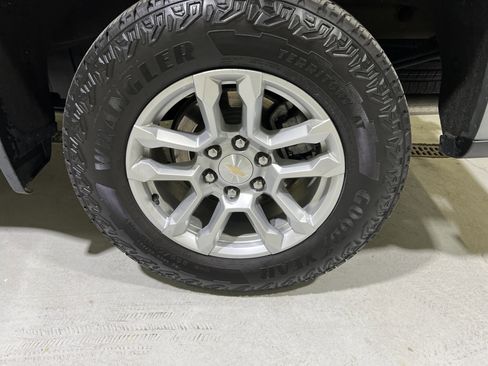 Used 2023 Chevrolet Silverado 1500 LT w/ Z71 Off-Road Package AWD/4WD image 13
