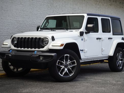 Used 2024 Jeep Wrangler Unlimited AWD/4WD image 2