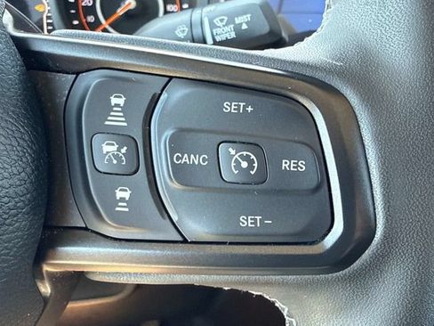 Used 2025 Jeep Gladiator Rubicon w/ Convenience Group AWD/4WD image 27