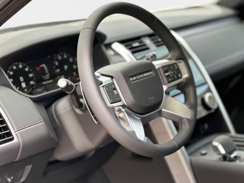 New 2025 Land Rover Discovery Dynamic SE image 25