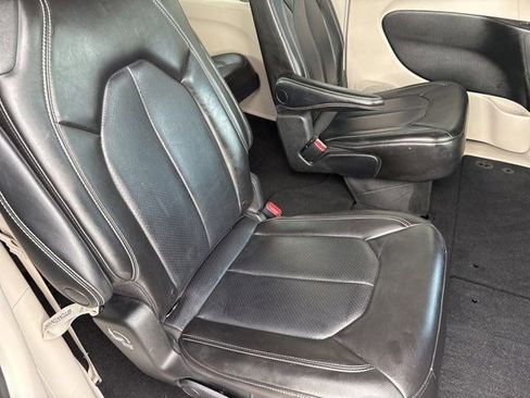 Used 2023 Chrysler Pacifica Touring-L FWD image 34