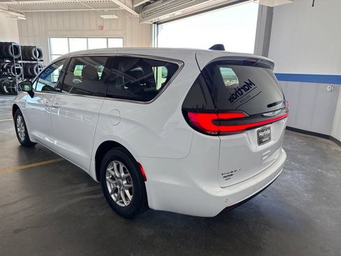Used 2024 Chrysler Pacifica Touring-L FWD image 5