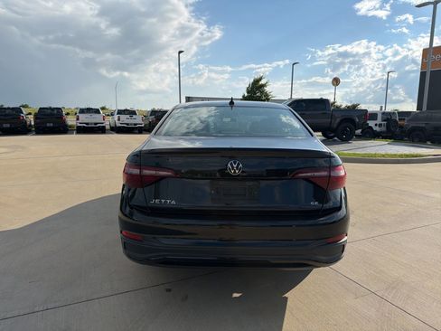 Used 2024 Volkswagen Jetta SE FWD image 4