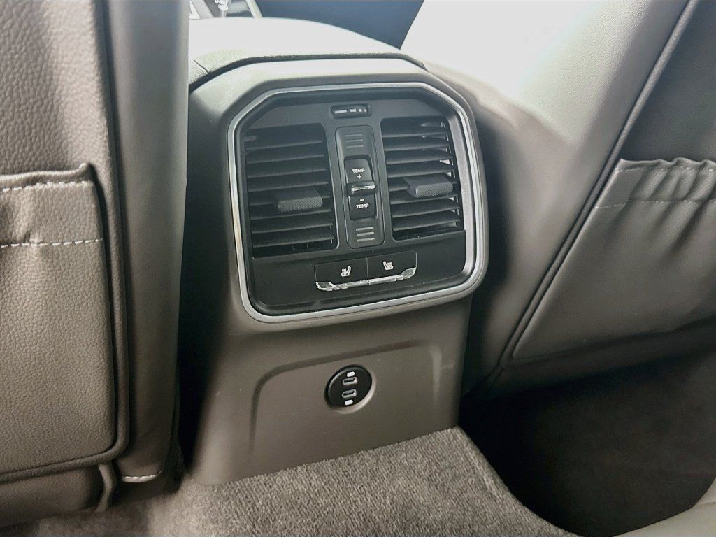 Certified 2026 Porsche Macan AWD/4WD image 25