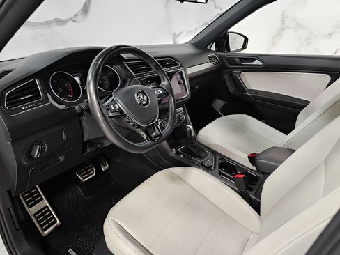 Used 2020 Volkswagen Tiguan SE R-Line image 11