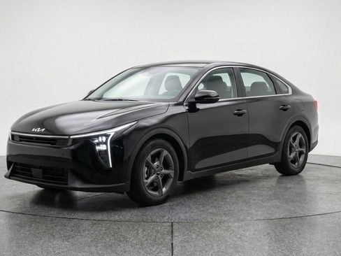 Used 2025 Kia K4 LXS image 3