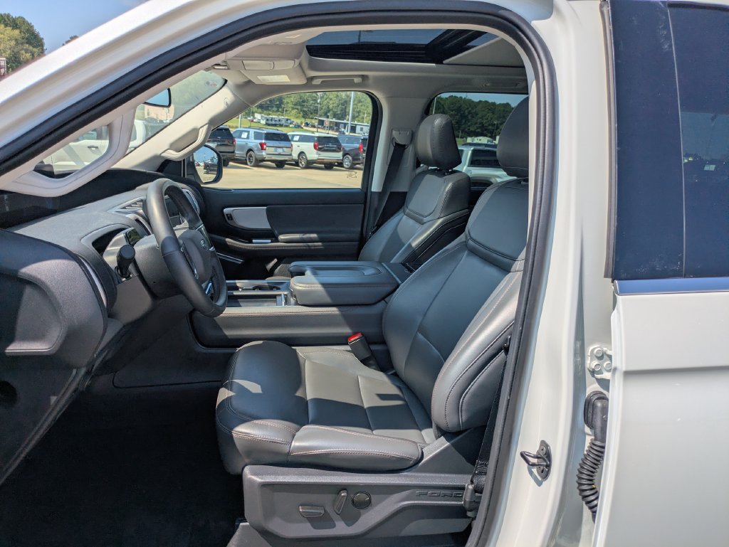 Used 2025 Ford Expedition Active AWD/4WD image 4