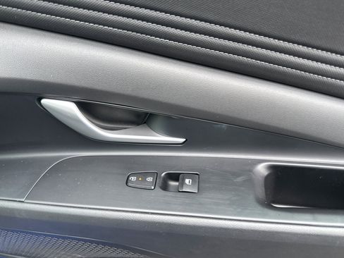 Used 2025 Hyundai Elantra Limited image 19