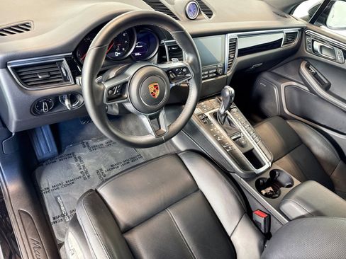 Used 2018 Porsche Macan w/ Premium Package Plus AWD/4WD image 4