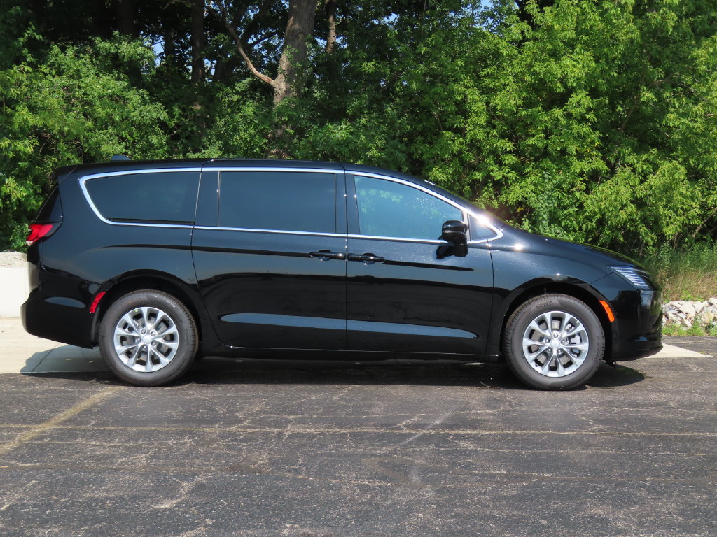 New 2027 Chrysler Pacifica Select w/ Family Tech Group AWD/4WD image 2