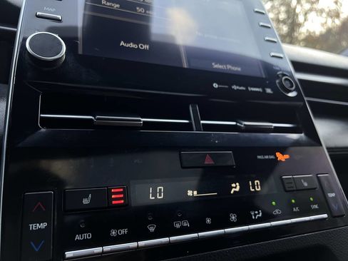 Used 2019 Toyota Avalon XSE image 18