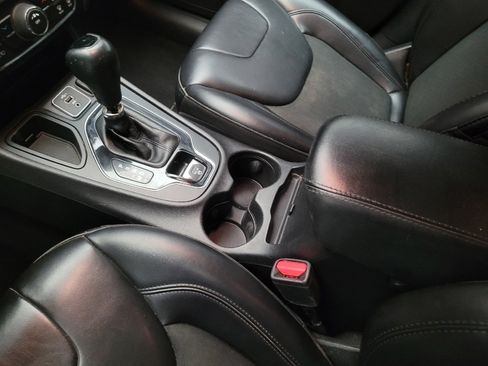 Used 2020 Jeep Cherokee Latitude Plus FWD image 26