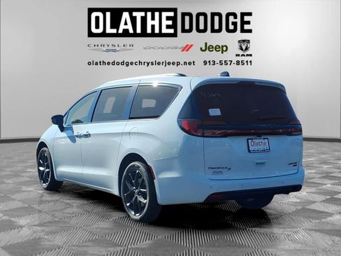 New 2026 Chrysler Pacifica Limited w/ S Appearance Package image 4