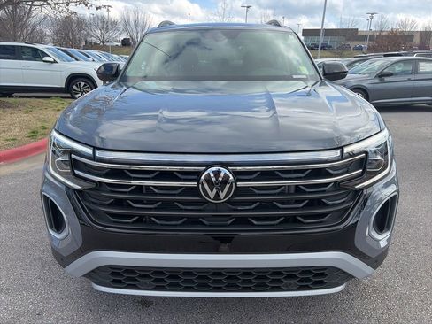 Used 2025 Volkswagen Atlas Peak Edition SE image 2