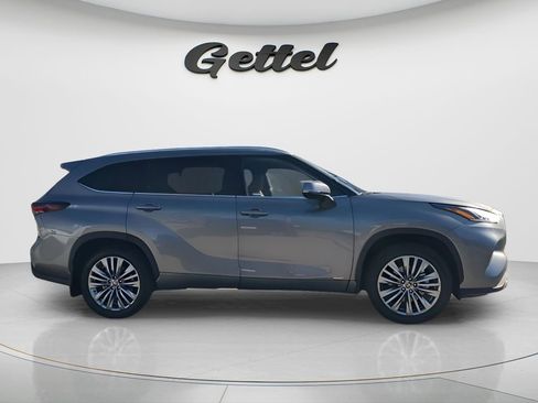 New 2026 Toyota Highlander Platinum image 4