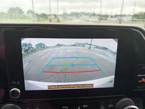 Used 2023 Toyota Highlander LE FWD image 19