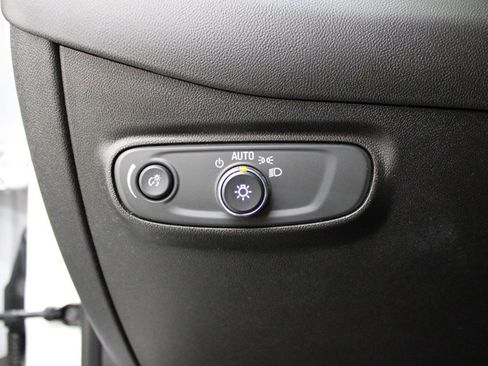 Used 2018 Chevrolet Equinox LT image 21