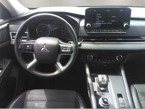 Used 2024 Mitsubishi Outlander SE FWD image 3