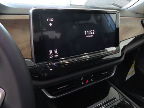 New 2025 Volkswagen Atlas SE image 18