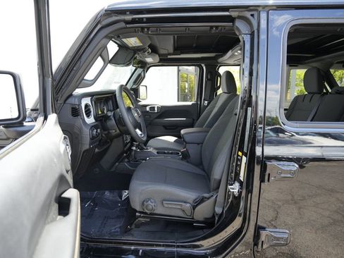 Used 2025 Jeep Wrangler Unlimited Sahara w/ Safety Group AWD/4WD image 18