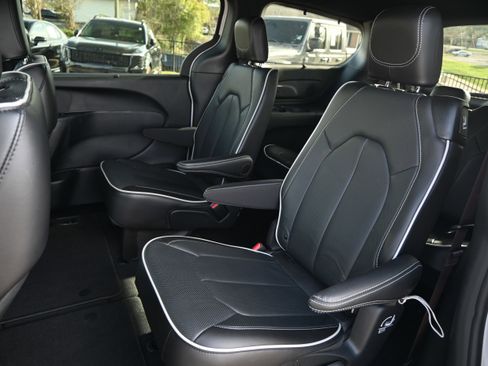 Used 2024 Chrysler Pacifica Limited w/ S Appearance Package FWD image 11