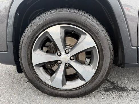 Used 2019 Jeep Cherokee Limited image 24