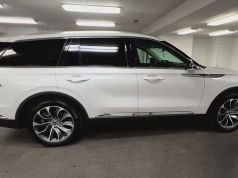 Used 2025 Lincoln Aviator Premiere image 9