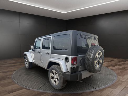 Used 2018 Jeep Wrangler Unlimited Sahara w/ Connectivity Group AWD/4WD image 6