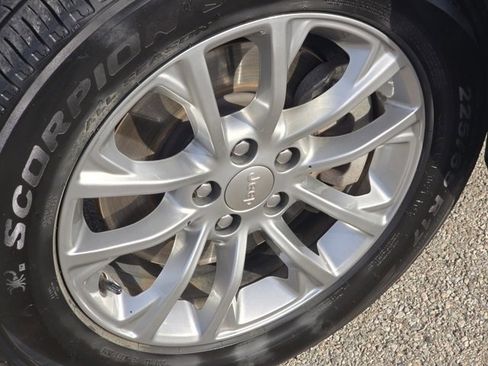 Used 2019 Jeep Cherokee Latitude Plus w/ Cold Weather Group image 20