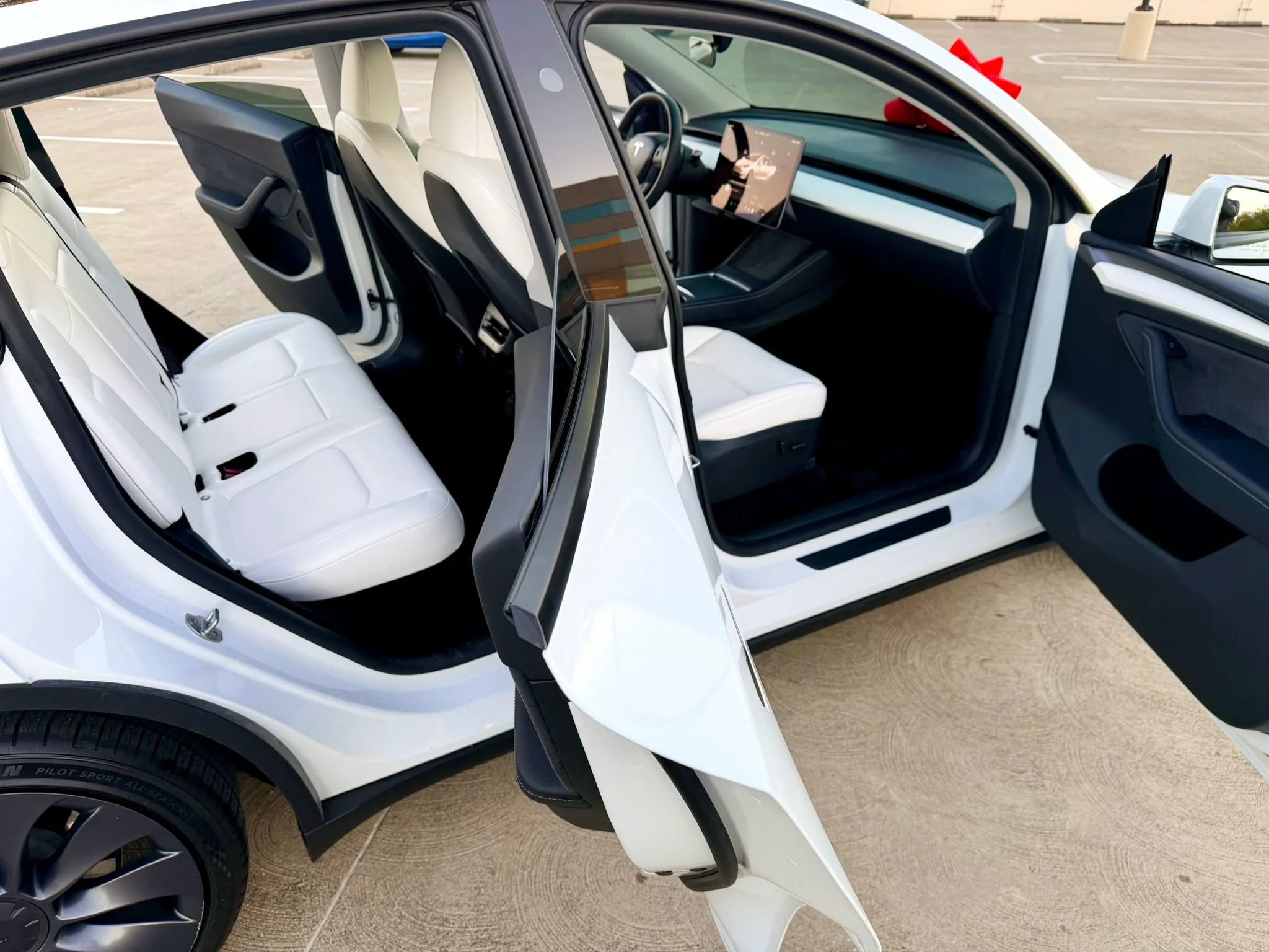 Used 2024 Tesla Model Y Long Range AWD/4WD image 19