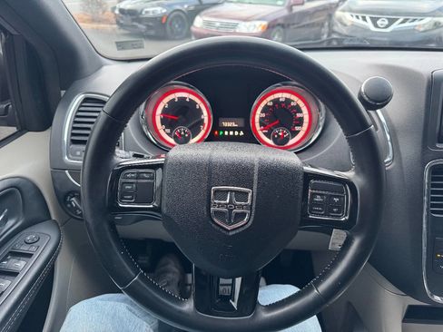 Used 2017 Dodge Grand Caravan SXT image 13