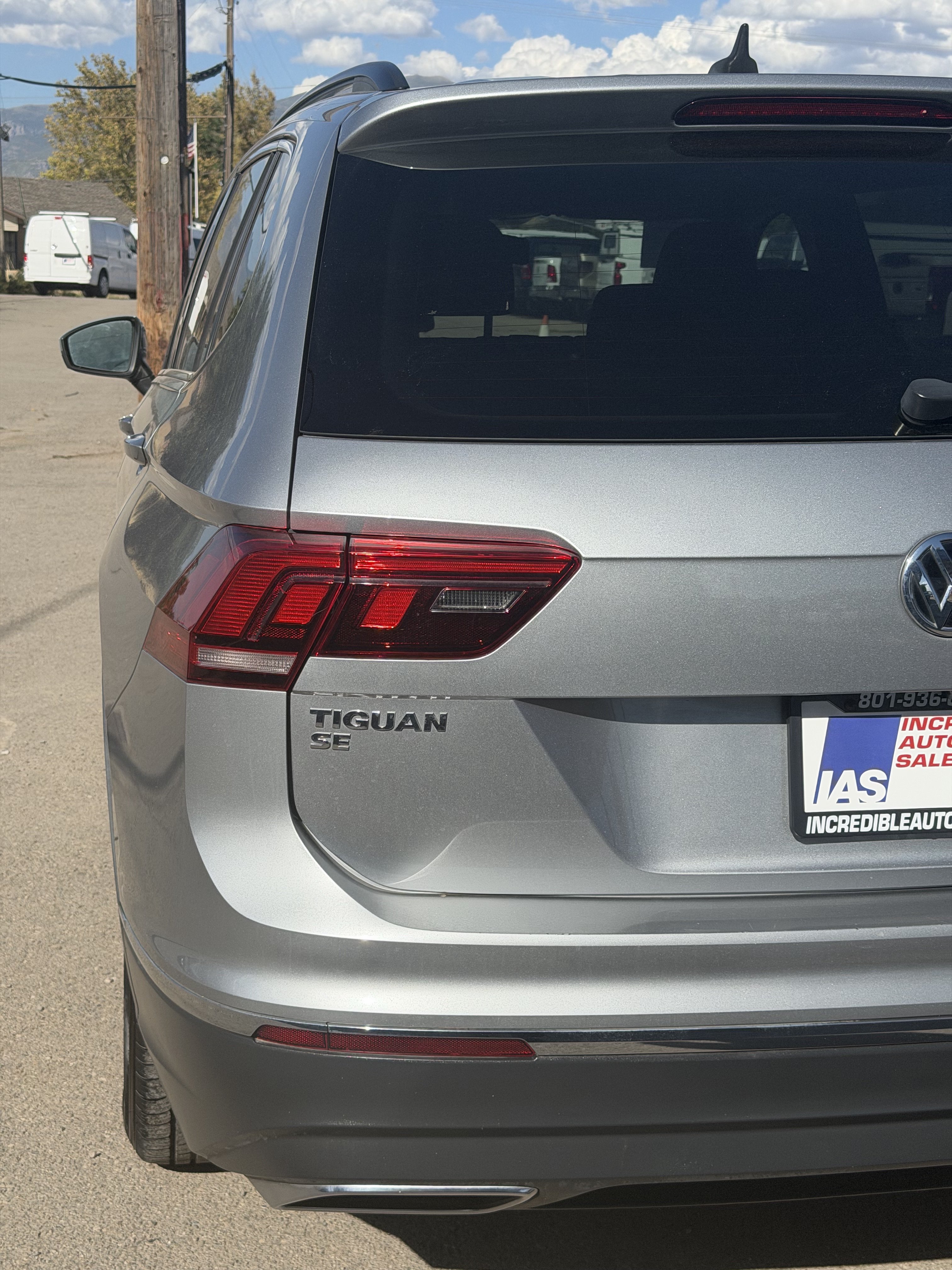 Used 2020 Volkswagen Tiguan SE w/ Panoramic Sunroof Package FWD image 12
