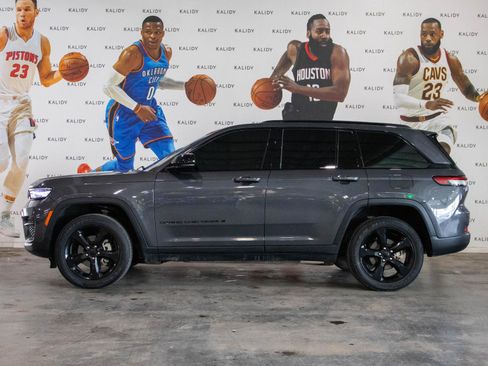Used 2023 Jeep Grand Cherokee Altitude AWD/4WD image 16