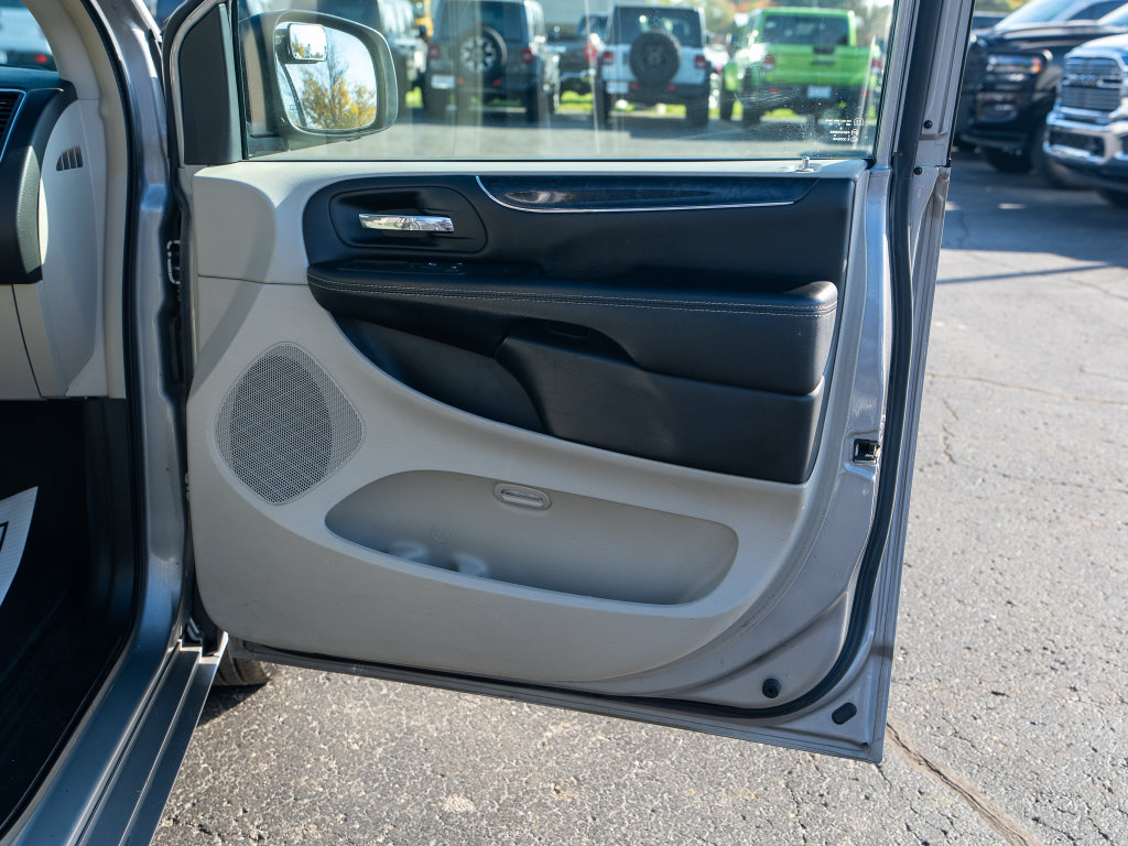 Used 2016 Chrysler Town & Country Touring w/ Driver Convenience Group FWD image 9